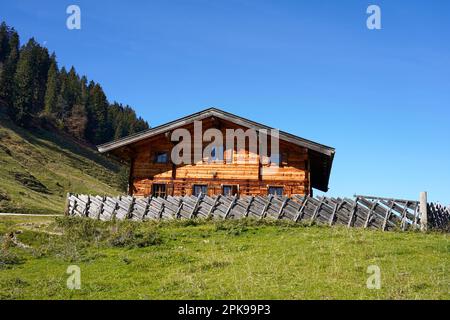 Österreich, Provinz Salzburg, Pinzgau, Naturpark Weißbach, Hirschbichl, Litzlalm, Berghütte, Holzzaun Stockfoto