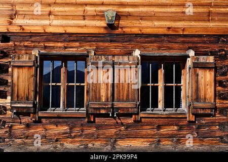 Österreich, Land Salzburg, Pinzgau, Naturpark Weißbach, Hirschbichl, Litzlalm, Berghütte, Holzkonstruktion, zwei Fenster mit Fensterläden Stockfoto