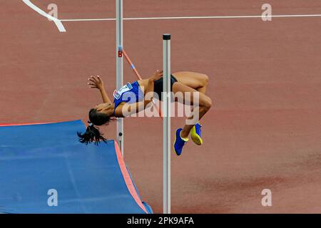 Weibliche Sportlerin mit seitlichem Hochsprung bei Sportmeisterschaften im Sommer, erfolgreicher Versuch bei Leichtathletik-Sprüngen Stockfoto