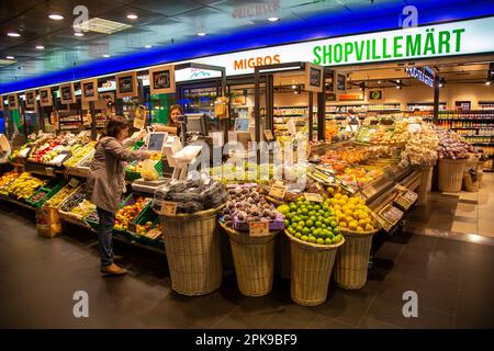 01.10.2016, Schweiz, Kanton Zürich, Zürich - Migros Shopvillemaert in der U-Bahn des Züricher Hauptbahnhofs. 00A161001D045CAROEX.JPG [MODELL R Stockfoto