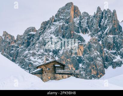 Italien, Trentino, Provinz Trento, Primiero San Martino di Castrozza, Winterblick auf Baita Segantini und Pale di San Martino, Dolomiten Stockfoto