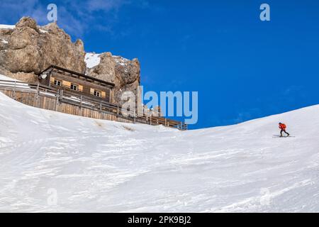 Italien, Trentino Alto Adige / Südtirol, San Giovanni di Fassa, Backcountry-Skifahrer (Ski-Bergsteiger) in der Passo Principe Hütte / Grasleitenpasshütte, Catinaccio / Rosengarten Gruppe, Dolomiten Stockfoto