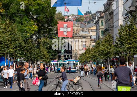 01.10.2016, Schweiz, Kanton Zürich, Zürich - Blick in Richtung Bahnhofsplatz mit dem Eingangsportal des Züricher Hauptbahnhofs. 00A161001D088 Stockfoto