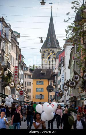 01.10.2016, Schweiz, Kanton Zürich, Zürich - Fußgängerzone im Stadtzentrum, St. Peters Kirche hinten. 00A161001D078CAROEX.JPG [MODUS Stockfoto