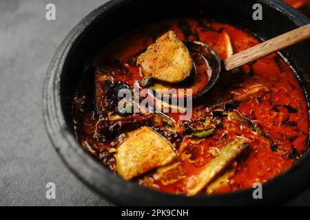 Hausgemachtes Kerala-Fisch-Curry mit gekochtem Reis Stockfoto