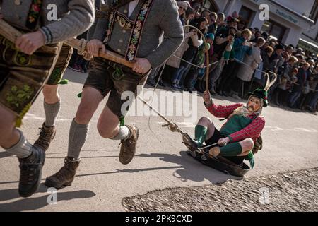 Karnevalsparade „Maschkera“. Mittenwald, Bayern, Deutschland. Stockfoto