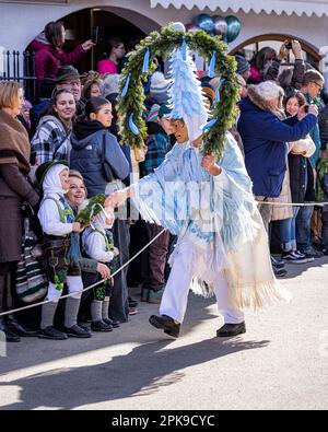 Karnevalsparade „Maschkera“. Mittenwald, Bayern, Deutschland. Stockfoto