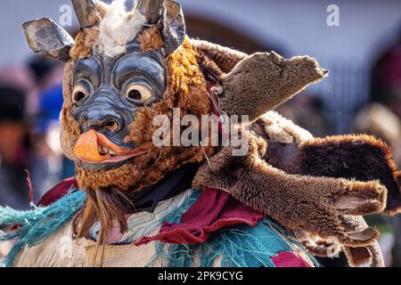 Karnevalsparade „Maschkera“. Mittenwald, Bayern, Deutschland. Stockfoto