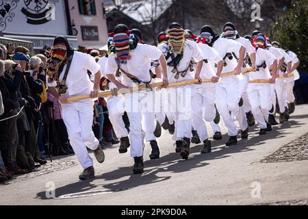 Karnevalsparade „Maschkera“. Mittenwald, Bayern, Deutschland. Stockfoto