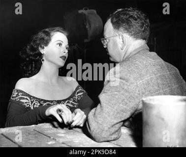 HEDY LAMARR und der leitende Filmeditor JAMES NEWCOM am Set „Candid“ während der Dreharbeiten von ROBERT STEVENSON Hunt Stromberg Productions/Mars Film Corporation/United Artists, der UNEHRENHAFTEN REGISSEURIN VON LADY 1947 Stockfoto