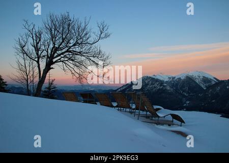 Winterwanderung zum hohen Kranzberg (1397m), Europa, Deutschland, Bayern, Oberbayern, Mittenwald, Isar-Tal, Werdenfels, Winter, Baum, Die Bänke im Abendlicht laden zum Ausruhen ein Stockfoto