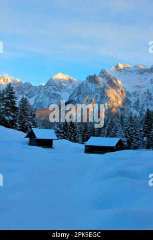 Winterwanderung zum hohen Kranzberg bei Mittenwald, Berghütte, Werdenfelser Land, Oberbayern, Bayern, Süddeutschland, Deutschland, Europa, Heuhaufen Stockfoto