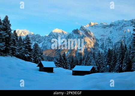 Winterwanderung zum hohen Kranzberg bei Mittenwald, Berghütte, Werdenfelser Land, Oberbayern, Bayern, Süddeutschland, Deutschland, Europa, Heuhaufen Stockfoto