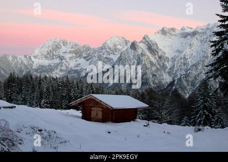 Winterwanderung zum hohen Kranzberg bei Mittenwald, Berghütte, Werdenfelser Land, Oberbayern, Bayern, Süddeutschland, Deutschland, Europa, Heuhaufen Stockfoto