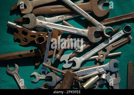 Alte Werkzeuge und die Schlüssel zum Flohmarkt Stockfoto