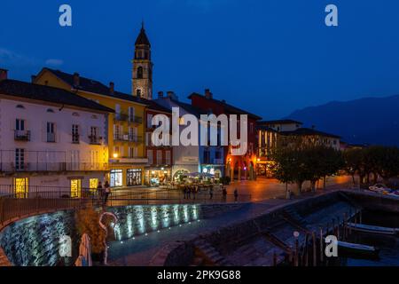 02.10.2016, Schweiz, Kanton Tessin, Ascona - Promenade am Lago Maggiore, am linken Glockenturm der Kirche San Pietro e Paolo. 00A1610 Stockfoto