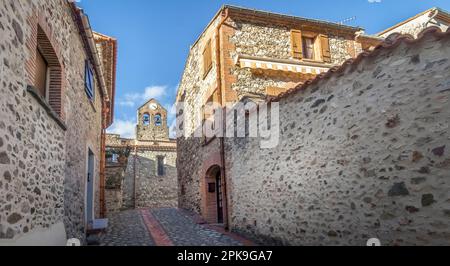 Die Pfarrkirche Saint Michel in Vives wurde im XII. Jahrhundert im romanischen Stil erbaut. Stockfoto