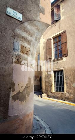 Gasse in der Stadt Narbonne. Stockfoto