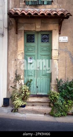 Vordertür in der Rue de L'Avenir in Salleles d'Aude. Stockfoto