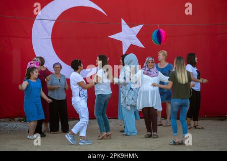 02.09.2017, Türkei, Aksaray, Boghazkeui - Frauen, die auf einer traditionellen Hochzeit in einem Dorf in Anatolien tanzen, getrennt von Männern. 00A170902D044CAROEX.JPG [MO Stockfoto