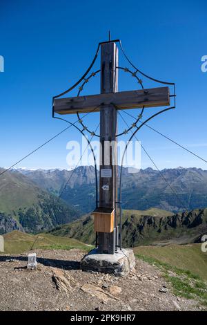 Dobbiaco, Val Pusteria, Provinz Bozen, Südtirol, Italien. Das Gipfelkreuz der Marchkinkele Stockfoto