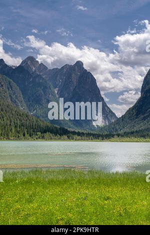 Dobbiaco, Val Pusteria, Provinz Bozen, Südtirol, Italien. Dobbiaco-See Stockfoto