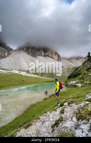 Dobbiaco, Provinz Bozen, Dolomiten, Südtirol, Italien. Der kleine Mitteralplsee unter der Lückelescharte Stockfoto