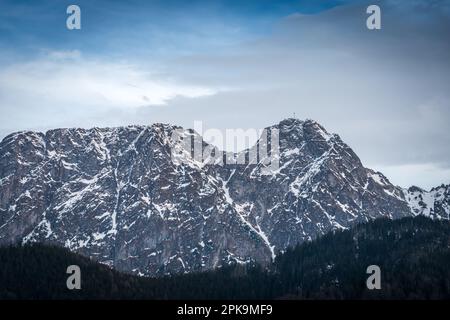 Wunderschöne Aussicht auf das Bergmassiv. Mount Giewont ist der beliebteste Gipfel in der polnischen Tatra. Stockfoto