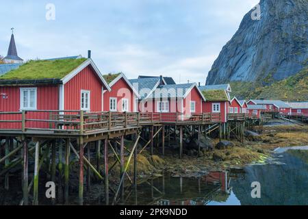 Norwegen, Lofoten, Moskenesoya, reine, Rorbuer (Fischerhütten auf Pfählen), Ferienhütten Stockfoto