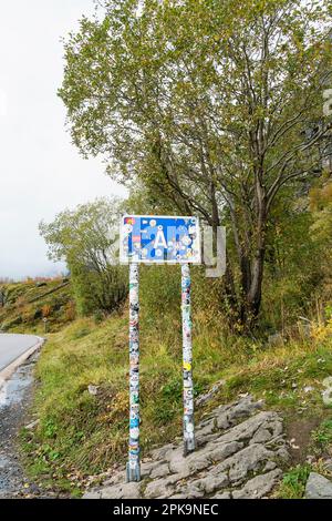 Norwegen, Lofoten, Moskenesoya, Europastraddr E10, Dorfeingangsschild ae i Lofoten, Fotospot Stockfoto