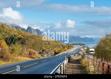 Norwegen, Lofoten, Moskenesoya, europäische Straße E10 mit spektakulärer Aussicht, Djupfjordbrua Stockfoto