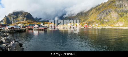 Norwegen, Lofoten, ae i Lofoten, typische Fischerhütten auf Pfählen, Rooser Stockfoto