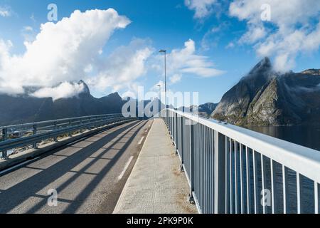 Norwegen, Lofoten, Moskenesoya, europäische Straße E10, Brücke bei Hamnoya Stockfoto