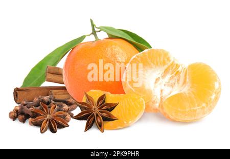 Frische, reife Tangerinen Nelken, Anis und Zimt auf weißem Hintergrund Stockfoto