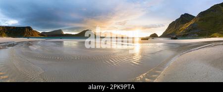 Panorama, Norwegen, Lofoten, Vestvagoya, Haukland Beach, Strand, abendliche Atmosphäre, Wasserabfluss bei Ebbe Stockfoto