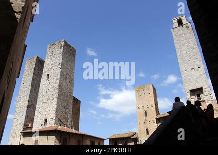 Mittelalterliche Türme, Blick von der Piazza del Duomo, in der toskanischen Stadt San Gimignano, Provinz Siena, Italien Stockfoto