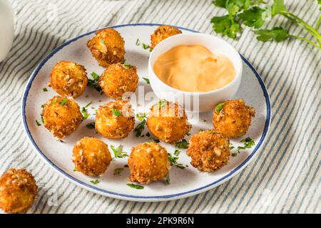 Frittierte Ziegenkäsekugeln als Vorspeise mit Dippsoße Stockfoto