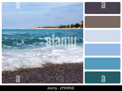 Farbpalette passend zum Foto des wunderschönen Meeres und Strandes Stockfoto