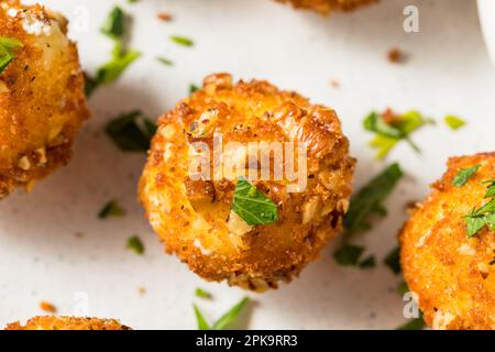 Frittierte Ziegenkäsekugeln als Vorspeise mit Dippsoße Stockfoto