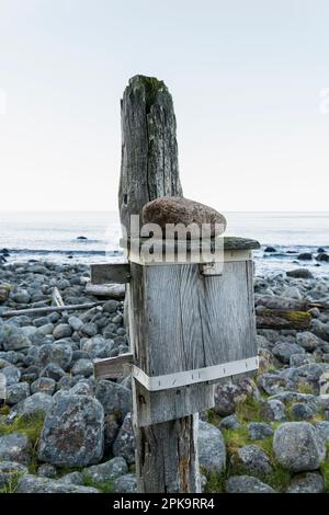 Norwegen, Lofoten, Vestvagoya, Eggum, Naturschutzgebiet, Wanderweg nach Unstad, verwitterte Holzkiste mit Gästebuch Stockfoto