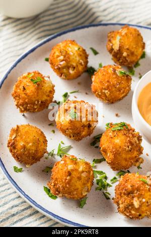 Frittierte Ziegenkäsekugeln als Vorspeise mit Dippsoße Stockfoto