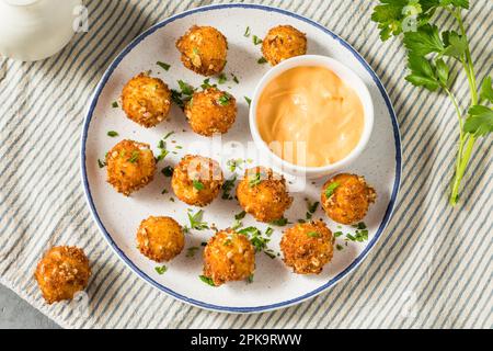 Frittierte Ziegenkäsekugeln als Vorspeise mit Dippsoße Stockfoto