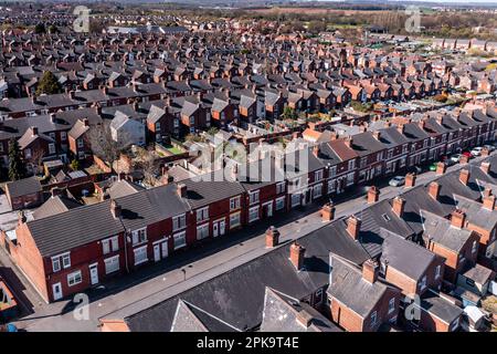 Ein Blick aus der Vogelperspektive über die Dächer heruntergekommener, hintereinander angeordneter Terrassenhäuser im Norden Englands Stockfoto