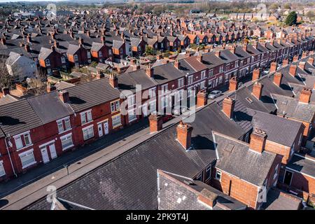 Ein Blick aus der Vogelperspektive über die Dächer heruntergekommener, hintereinander angeordneter Terrassenhäuser im Norden Englands Stockfoto