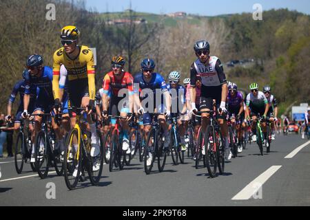 Iraeta, Spanien. 05. April 2023. Das Peloton nimmt die Bühne während der 3. Etappe des Baskenlandes Itzulia 2023 zwischen Errenteria und Amasa-Villabona am 05. April 2023 in Irak, Spanien. (Foto: Alberto Brevers/Pacific Press/Sipa USA) Guthaben: SIPA USA/Alamy Live News Stockfoto