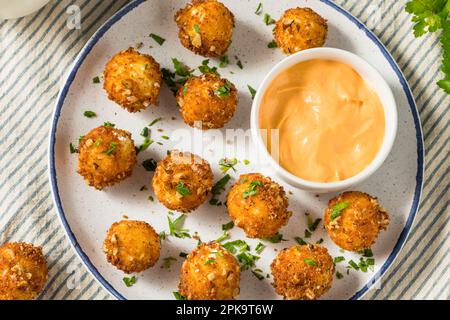 Frittierte Ziegenkäsekugeln als Vorspeise mit Dippsoße Stockfoto