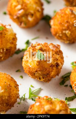 Frittierte Ziegenkäsekugeln als Vorspeise mit Dippsoße Stockfoto