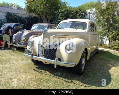 Alter 1940 Ford Mercury Acht 8 zwei viertürige Limousine in einem Garten. CADEAA 2023 Oldtimer-Show. Stockfoto