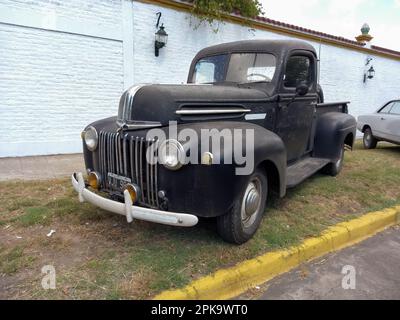Ein alter, dreckiger, abgenutzter Ford Pickup-Truck 1942 - 1947 auf der Straße. CADEAA 2023 Oldtimer-Show. Stockfoto