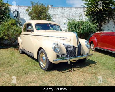 Vintage 1940 Ford Mercury Acht 8 zwei viertürige Limousine in einem Garten. CADEAA 2023 Oldtimer-Show. Stockfoto